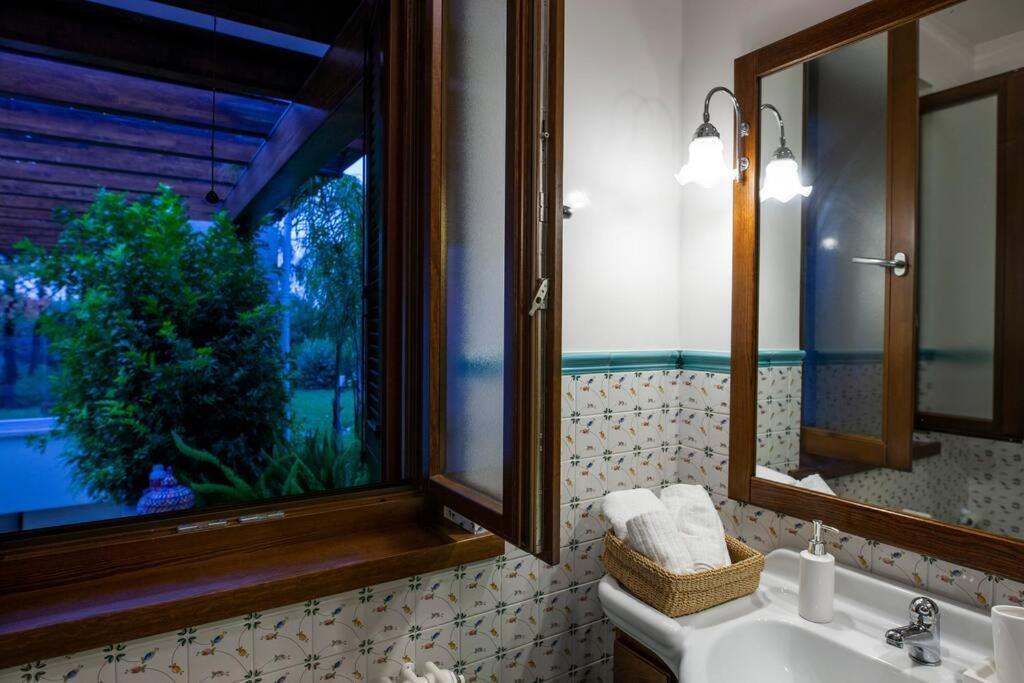 Spaziosa Villa Con Piscina E Giardino, Полиньяно-а-Маре Экстерьер фото