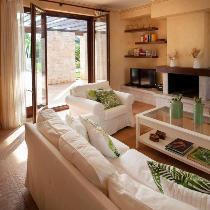 Spaziosa Villa Con Piscina E Giardino, Полиньяно-а-Маре Экстерьер фото