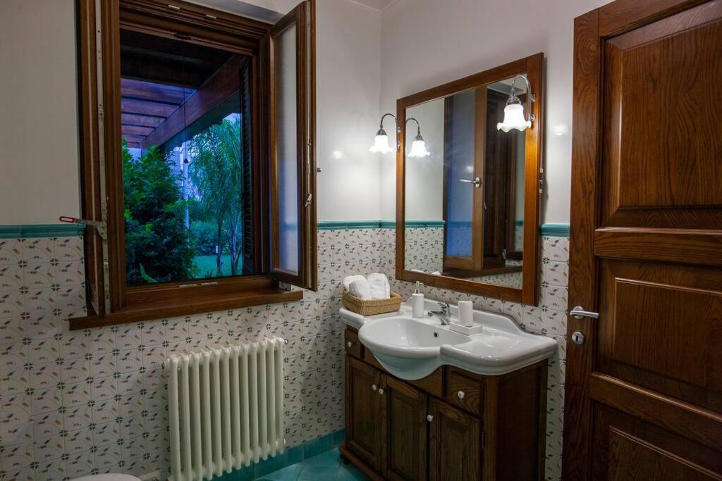 Spaziosa Villa Con Piscina E Giardino, Полиньяно-а-Маре Экстерьер фото