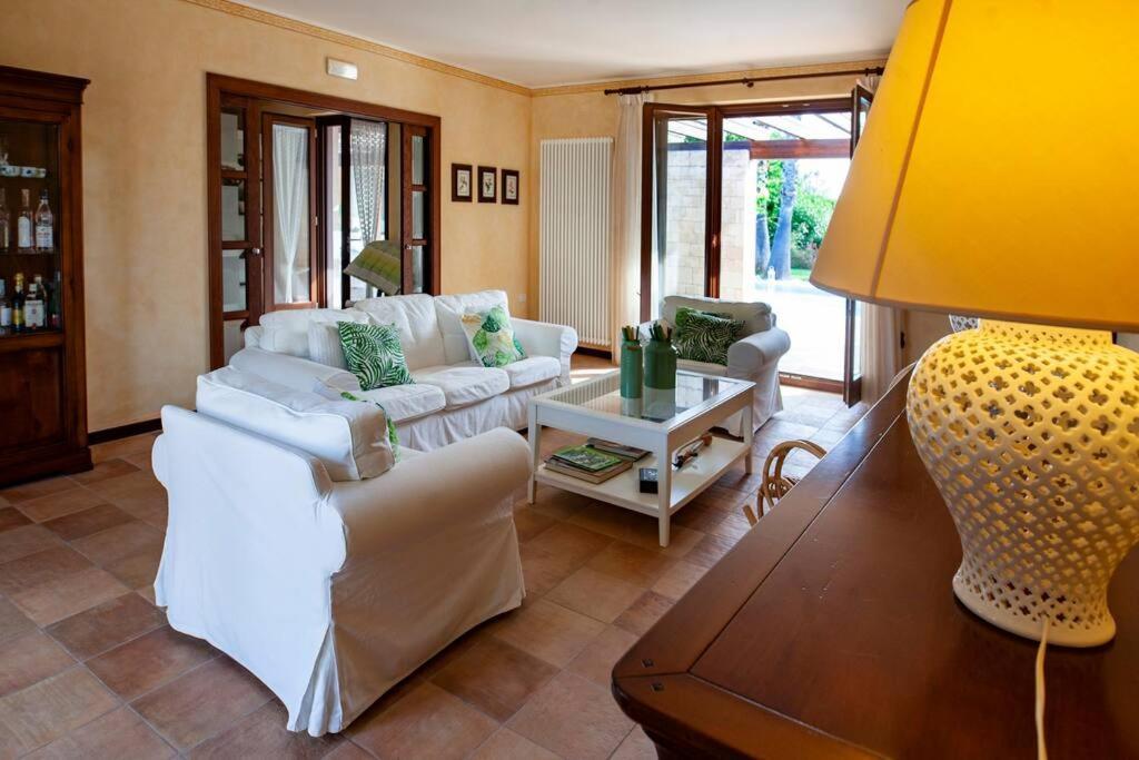 Spaziosa Villa Con Piscina E Giardino, Полиньяно-а-Маре Экстерьер фото