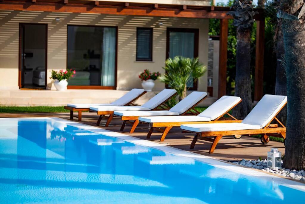 Spaziosa Villa Con Piscina E Giardino, Полиньяно-а-Маре Экстерьер фото