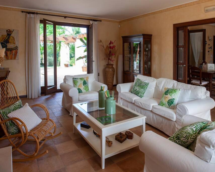 Spaziosa Villa Con Piscina E Giardino, Полиньяно-а-Маре Экстерьер фото