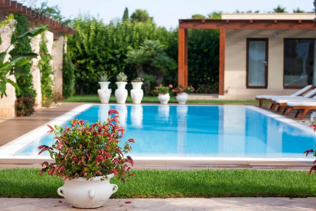 Spaziosa Villa Con Piscina E Giardino, Полиньяно-а-Маре Экстерьер фото